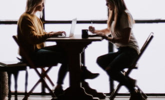 What are the benefits of using a kneeling chair