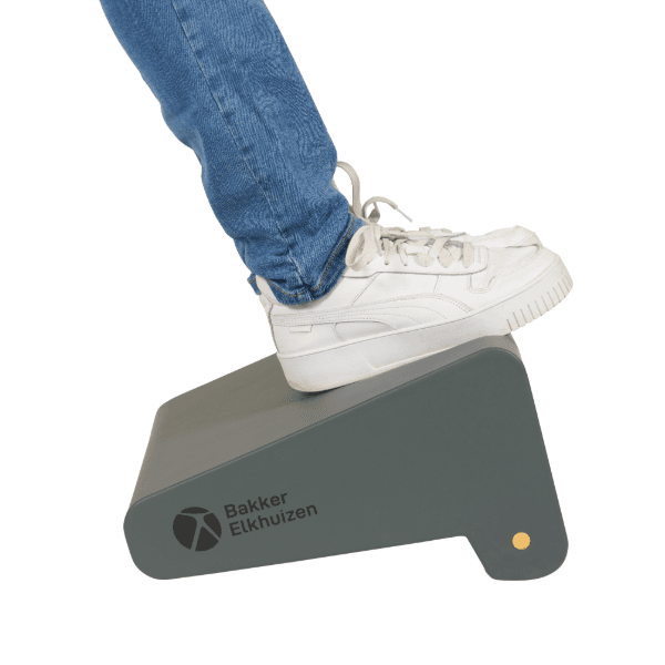 This ergonomic foot rest has been designed by Bakker Elkuizen to improve comfort and circulation while sitting.