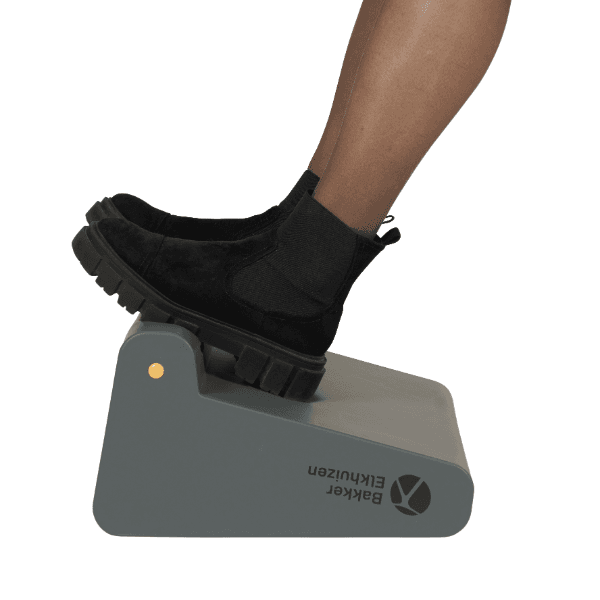 This ergonomic foot rest has been designed by Bakker Elkuizen to improve comfort and circulation while sitting.