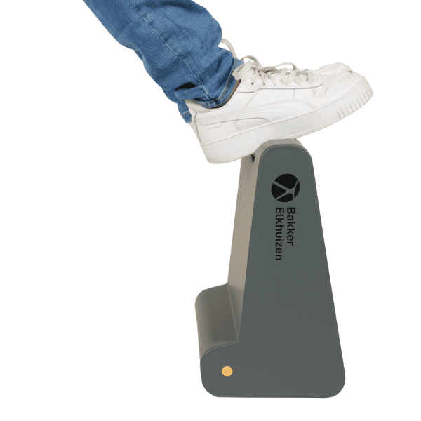 This ergonomic foot rest has been designed by Bakker Elkuizen to improve comfort and circulation while sitting.